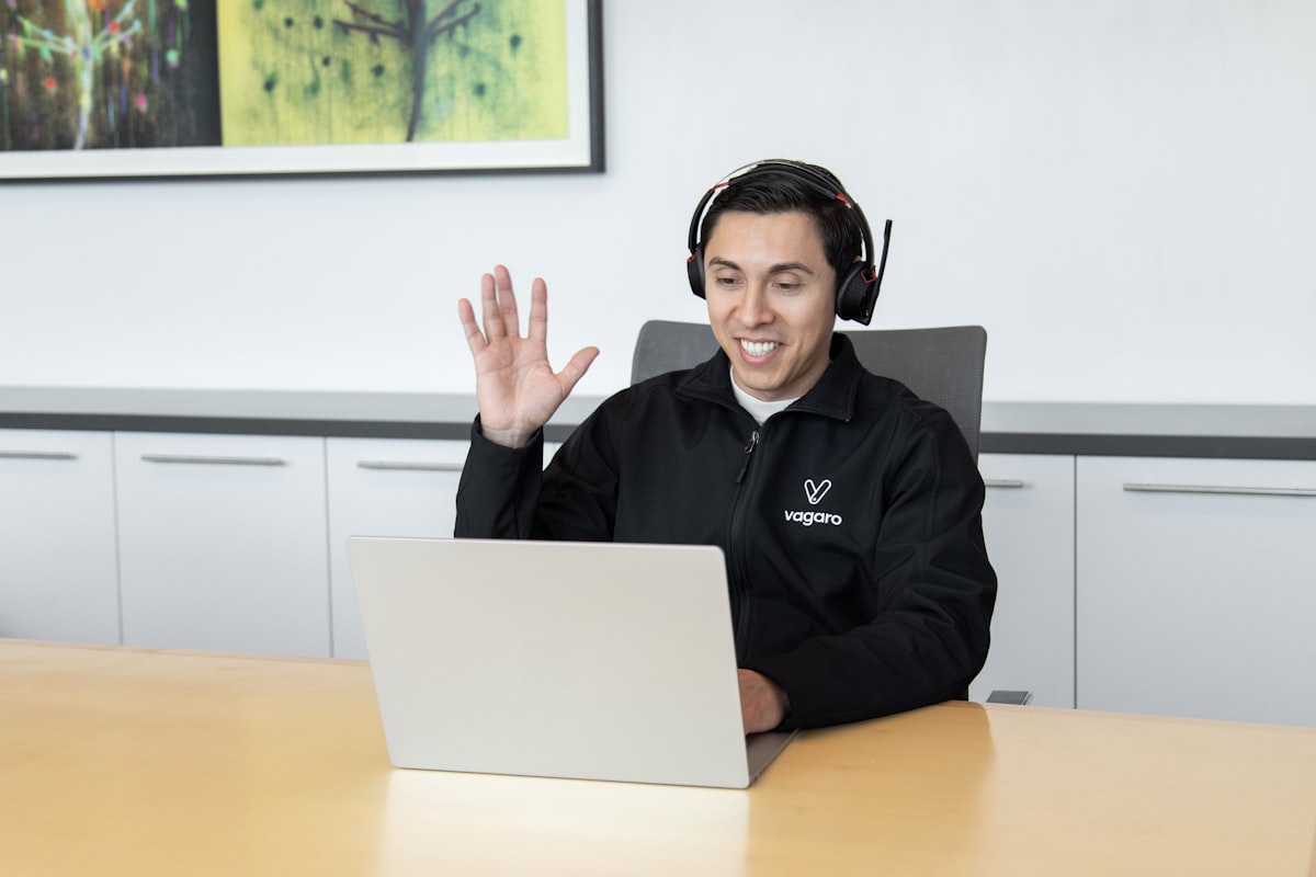 Agente de soporte técnico NextFiber atendiendo con audífonos